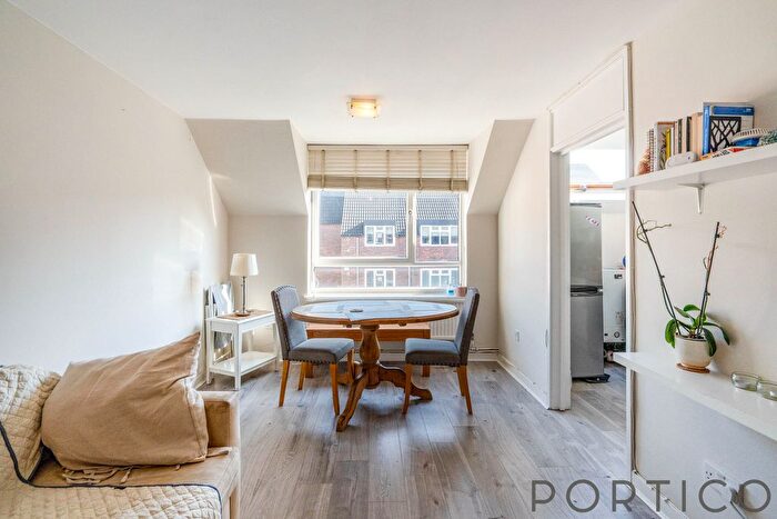 3 Bedroom Flat To Rent In Wolftencroft Close, London, SW11