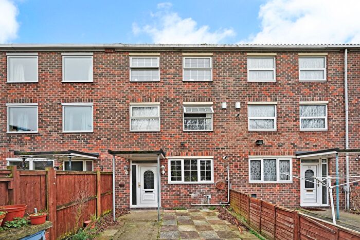 3 Bedroom Maisonette To Rent In Lilian Close, London, N16
