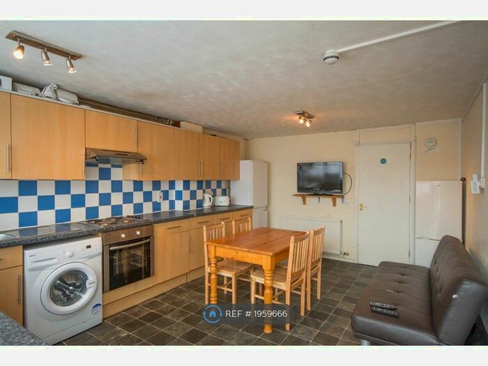 6 Bedroom End Of Terrace House To Rent In Barchester Close, Uxbridge, UB8