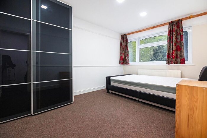 3 Bedroom Flat To Rent In Dunedin Way, Hayes, UB4