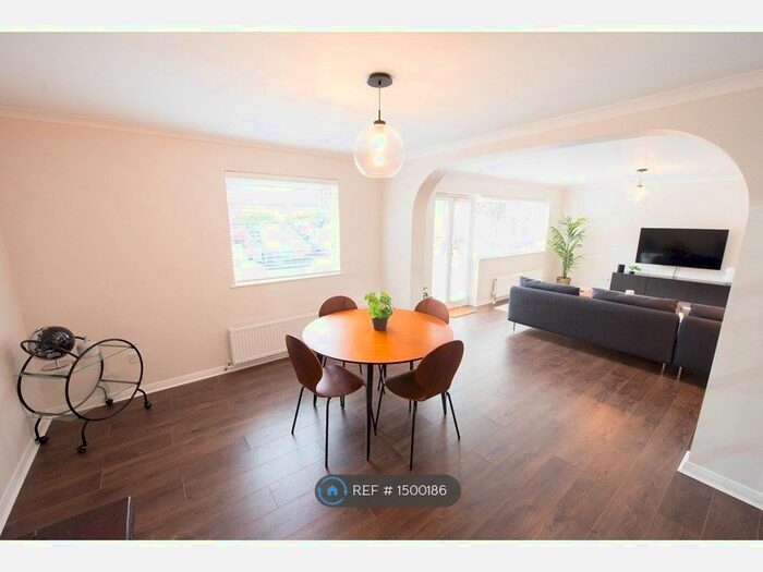 2 Bedroom Flat To Rent In Ardleigh Court, Shenfield, CM15