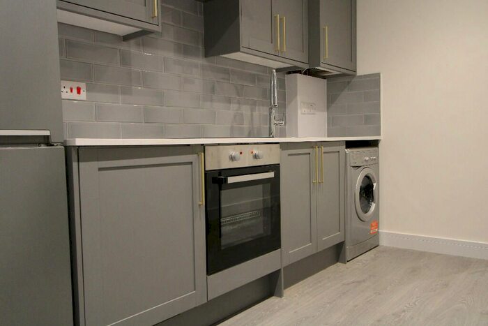 2 Bedroom Flat To Rent In Parkgate Rd, Batersea, SW11