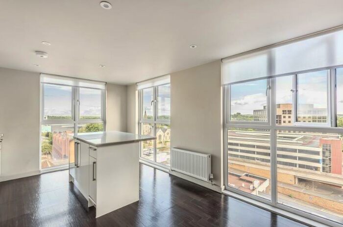 2 Bedroom Flat To Rent In High Street, Bracknell, Berkshire, RG12