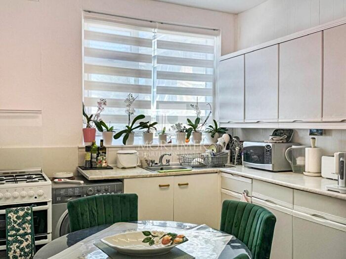 2 Bedroom Apartment To Rent In Green Lanes, London, N21