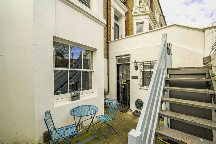 2 Bedroom Flat To Rent In The Barons, St Margarets, Twickenham, TW1