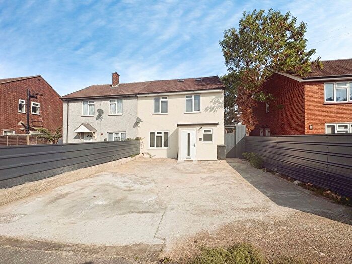 4 Bedroom Semi-Detached House To Rent In Mountview Avenue, Dunstable, Bedfordshire, LU5