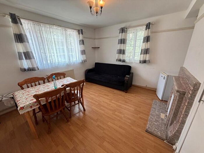 2 Bedroom Flat To Rent In Duncan Court, Winchmore Hill, N21