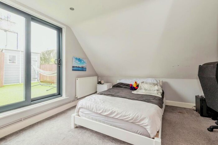 1 Bedroom Flat For Sale In High Street, Leatherhead, Surrey, KT22