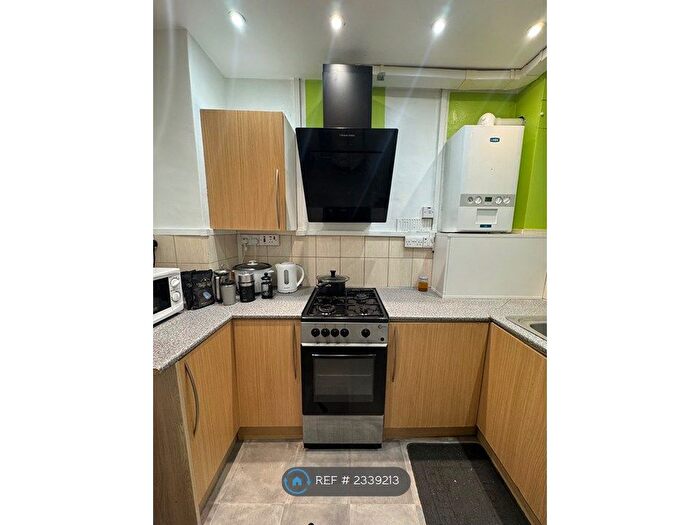 3 Bedroom Flat To Rent In Gower House, London, SE17