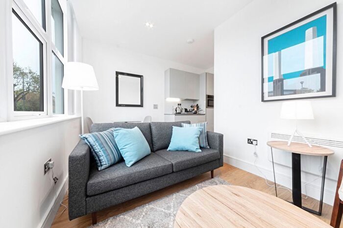Studio To Rent In Laporte Way, Luton, LU4