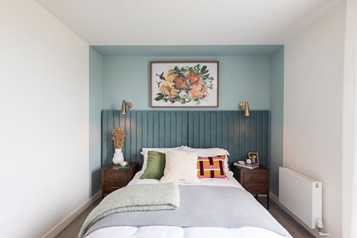 1 Bedroom Flat For Sale In Station Approach, London, N12