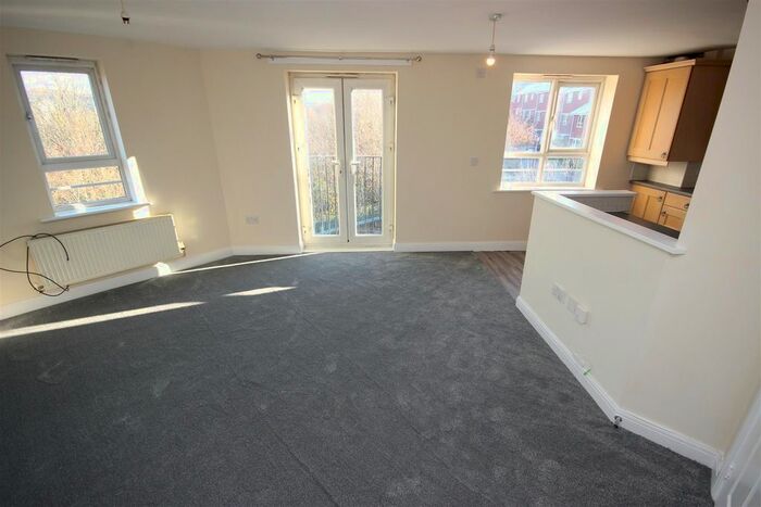 2 Bedroom Flat To Rent In Littlehill Crescent, Halesowen, Halesowen, West Midlands, B63