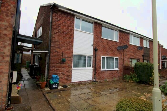 3 Bedroom Flat To Rent In Leafield Gardens, Halesowen, B62