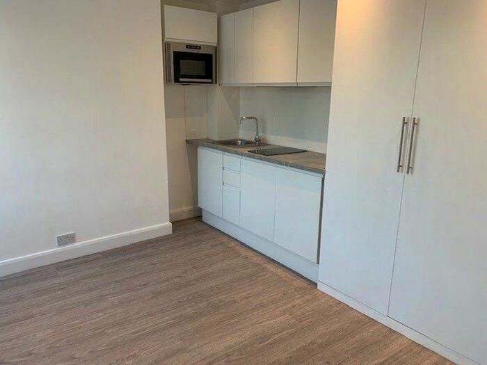Studio To Rent In High Road, London, N20