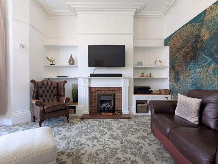 4 Bedroom Semi-Detached House To Rent In Golf Open - Manchester Road, Southport - Sleeps, PR9