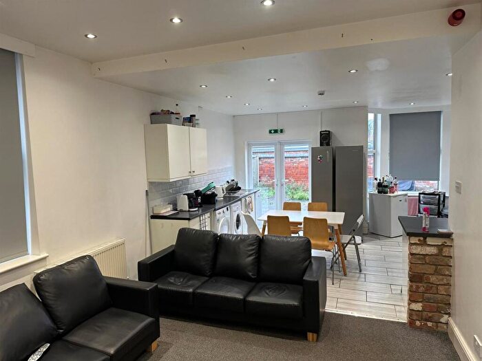 6 Bedroom Semi-Detached House To Rent In **£pppw Excl Bills - Radcliffe Road, West Bridgford, NG2