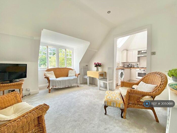 2 Bedroom Flat To Rent In West Overcliff Drive, Bournemouth, BH4