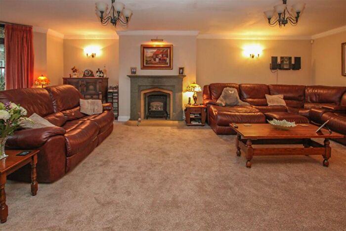5 Bedroom Detached House For Sale In Nags Head Lane, Brentwood, CM14