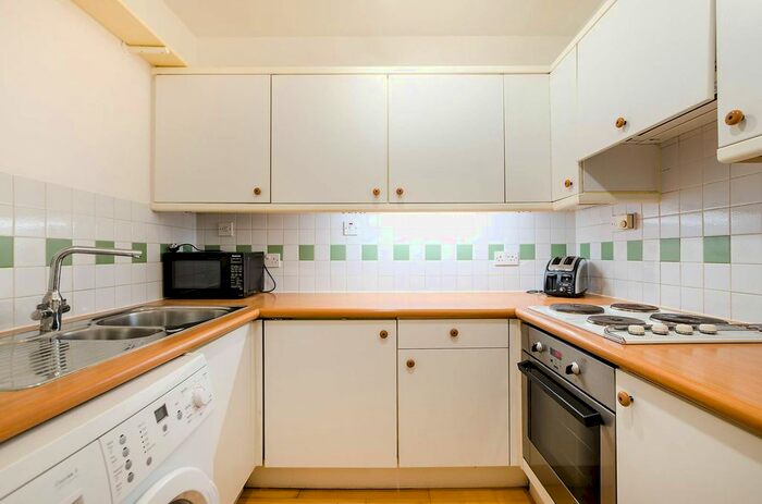 2 Bedroom Flat To Rent In Rosebery Court, Clerkenwell, London, EC1R