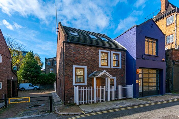 3 Bedroom Flat To Rent In Munden Street, Hammersmith, London, W14