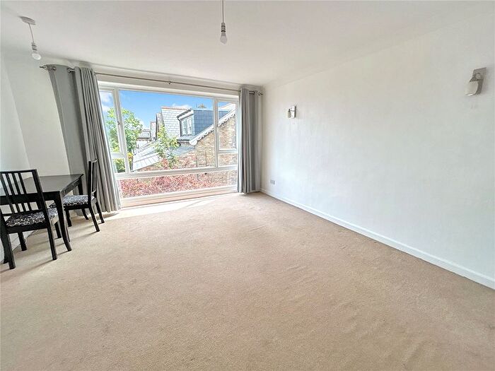 2 Bedroom Flat For Sale In Granville Road, Sidcup, Kent, DA14