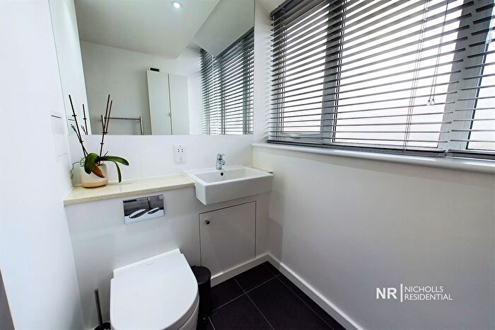 1 Bedroom Flat For Sale In East Street, Epsom, KT17