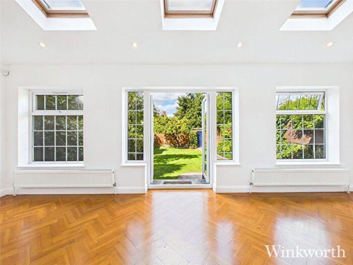 5 Bedroom Semi-Detached House To Rent In Hale Gardens, London, Uk, W3