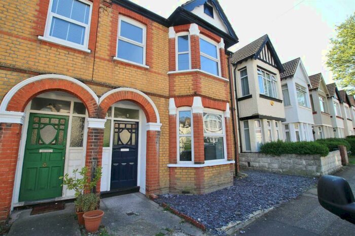 4 Bedroom Semi-Detached House To Rent In Tintern Avenue, Westcliff-On-Sea, SS0