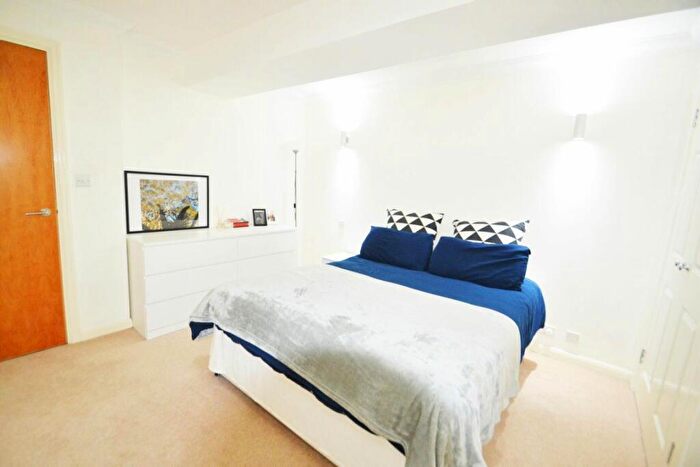 1 Bedroom Flat To Rent In Stunning One Bed With Gorgeous Canal Views, NW1