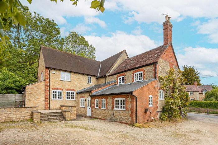 4 Bedroom Detached House For Sale In Stadhampton Road, Little Milton, OX44