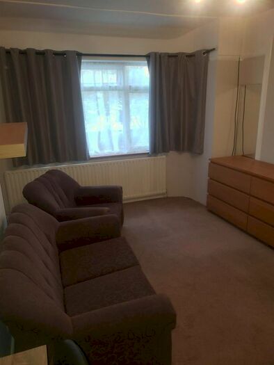 2 Bedroom Maisonette To Rent In Cavendish Avenue, London, W13