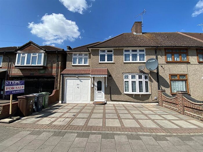 4 Bedroom End Terrace House For Sale In Heathway, Dagenham, RM9