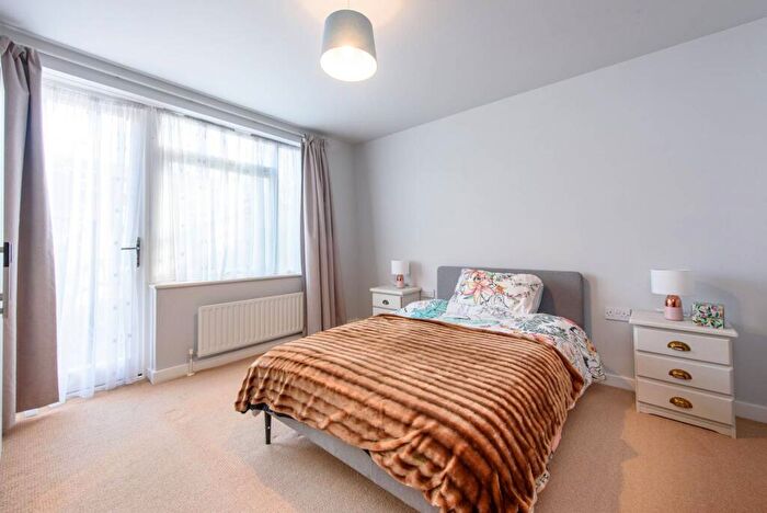 2 Bedroom Flat For Sale In York Road, New Barnet, Barnet, EN5