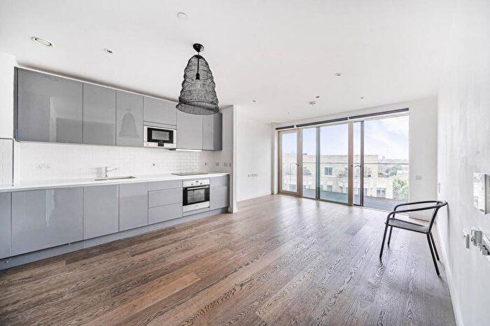 1 Bedroom Flat To Rent In Rutherford Heights, Elephant And Castle, London, SE17