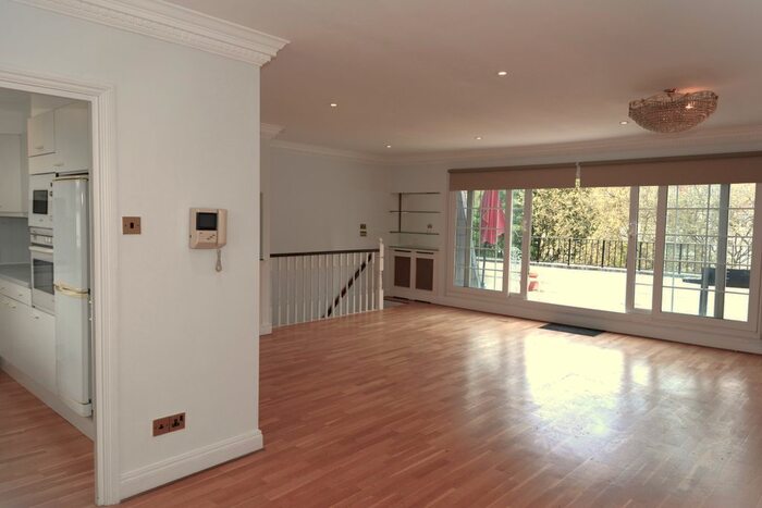 3 Bedroom Maisonette To Rent In St. Georges Square, London, SW1V