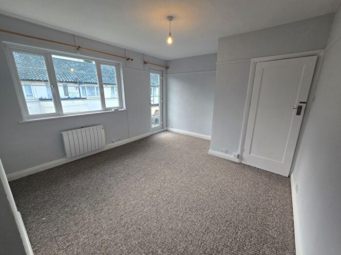 2 Bedroom Flat To Rent In Florida Court, Station Approach, Staines, TW18