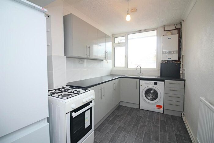 3 Bedroom Flat To Rent In Tomlinson Close, London, E2