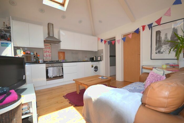 2 Bedroom Flat To Rent In Tooting High Street, Tooting, London, SW17