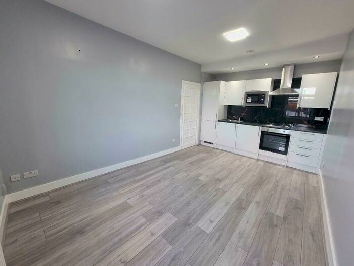 2 Bedroom Flat To Rent In Princes Parade, Golders Green Road, London, NW11