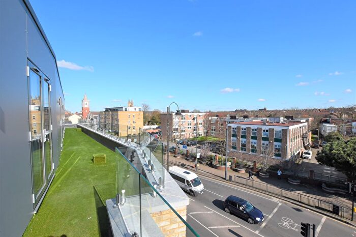 3 Bedroom Flat To Rent In Mitcham Road, London, SW17