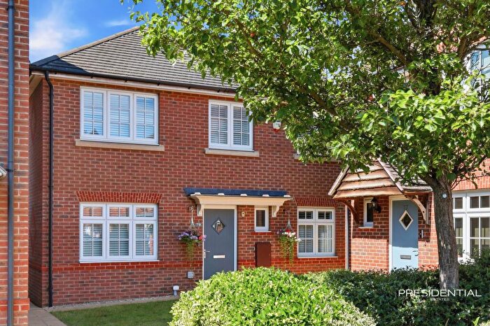 3 Bedroom Detached House For Sale In The Square, Loughton, IG10