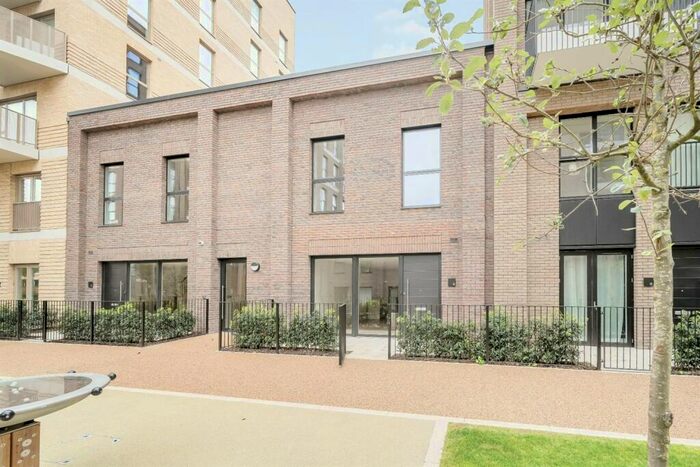 3 Bedroom Apartment To Rent In Carraway Street, Reading, RG1