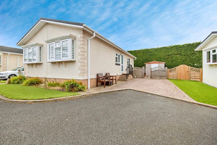 2 Bedroom Mobile/park Home For Sale In Regent Circle, Torksey Lock, Lincoln, LN1