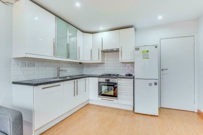 3 Bedroom Town House To Rent In Burnett Close, Hackney, E9