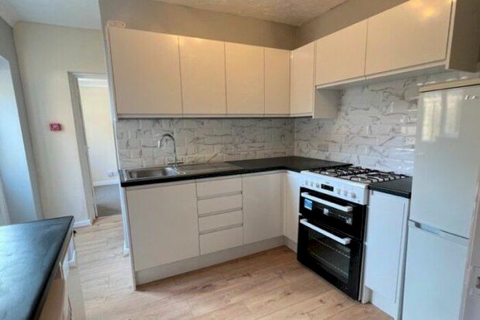 3 Bedroom Flat To Rent In Holdenhurst Road, Bournemouth, BH8