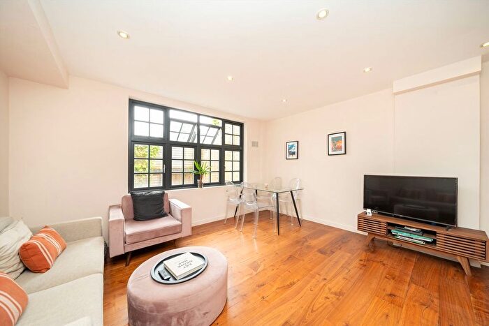 2 Bedroom Flat For Sale In Archway Road, Highgate, N6