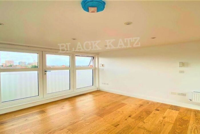 5 Bedroom Semi-Detached House To Rent In Clifford Way, London, NW10