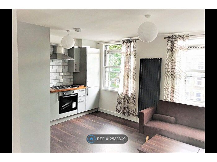 3 Bedroom Flat To Rent In Amersham Road, London, SE14