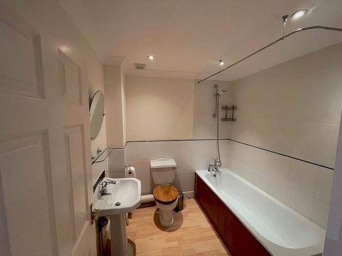 3 Bedroom Semi-Detached House To Rent In Woodford Green, E18