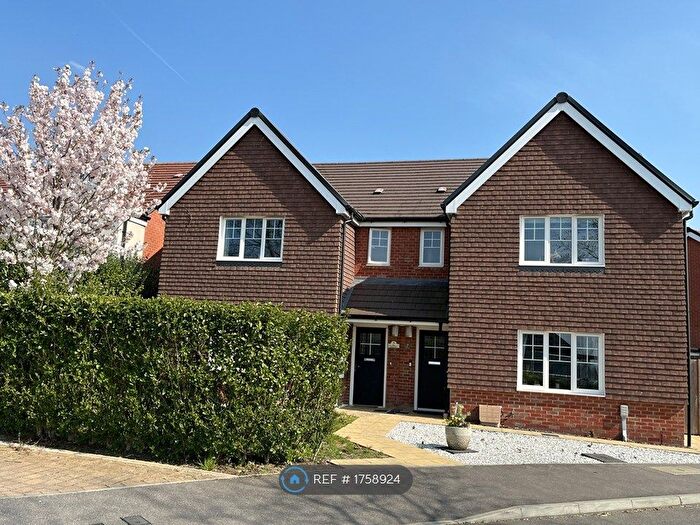 3 Bedroom Semi-Detached House To Rent In Garrett Drive, Reading, RG2
